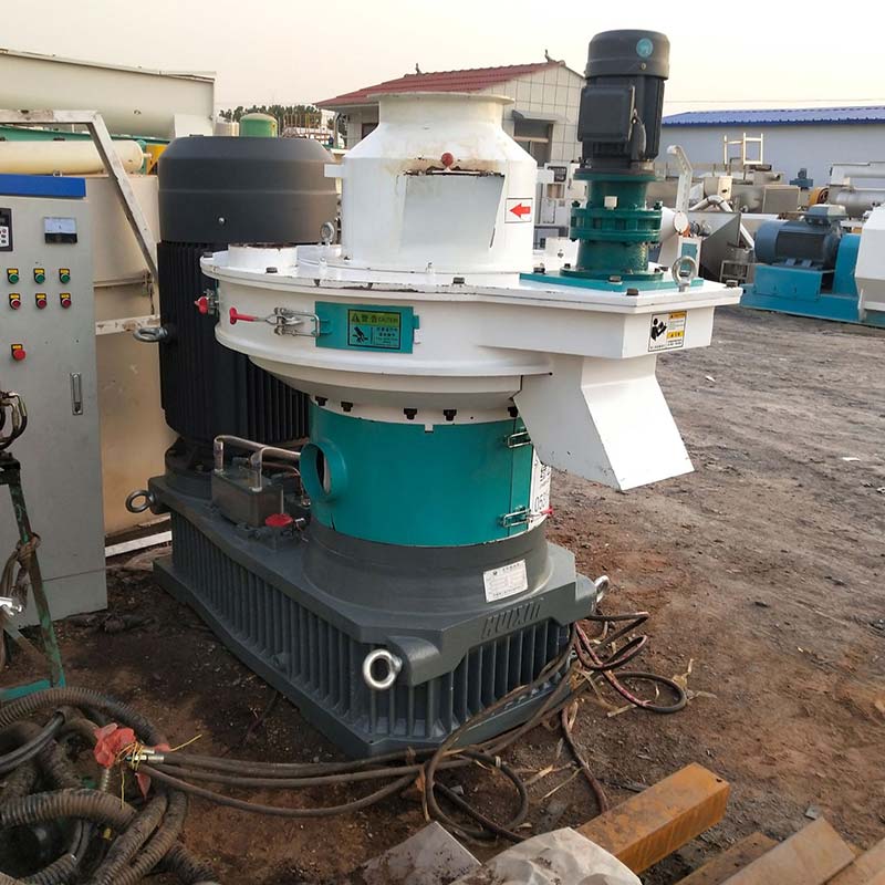 Wood crushing and granulating machine